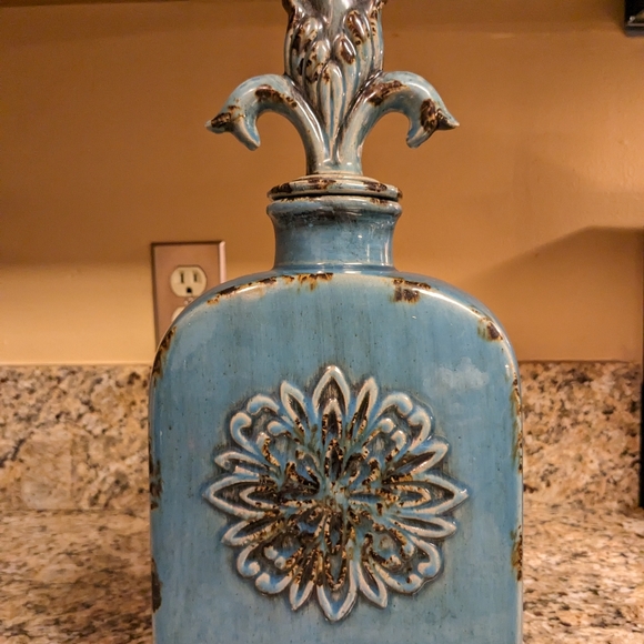 Privilege Turquoise Blue Vase with Fleur-de-lis Top, Very Unique, Beauti… - Picture 9 of 11